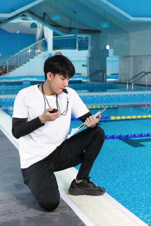 男明星游泳图片下面,探寻男明星的游泳风采