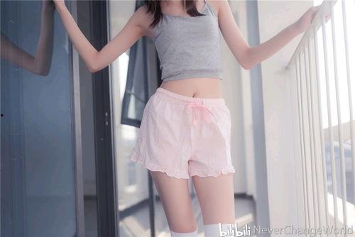 透明肚兜白色丝袜,透明肚兜与白色丝袜的时尚演绎