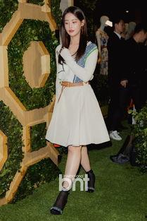 黑色凉鞋穿什么丝袜图片,黑色凉鞋搭配丝袜的时尚指南