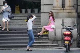 大连少妇当街换丝袜,少妇当众换丝袜引发热议